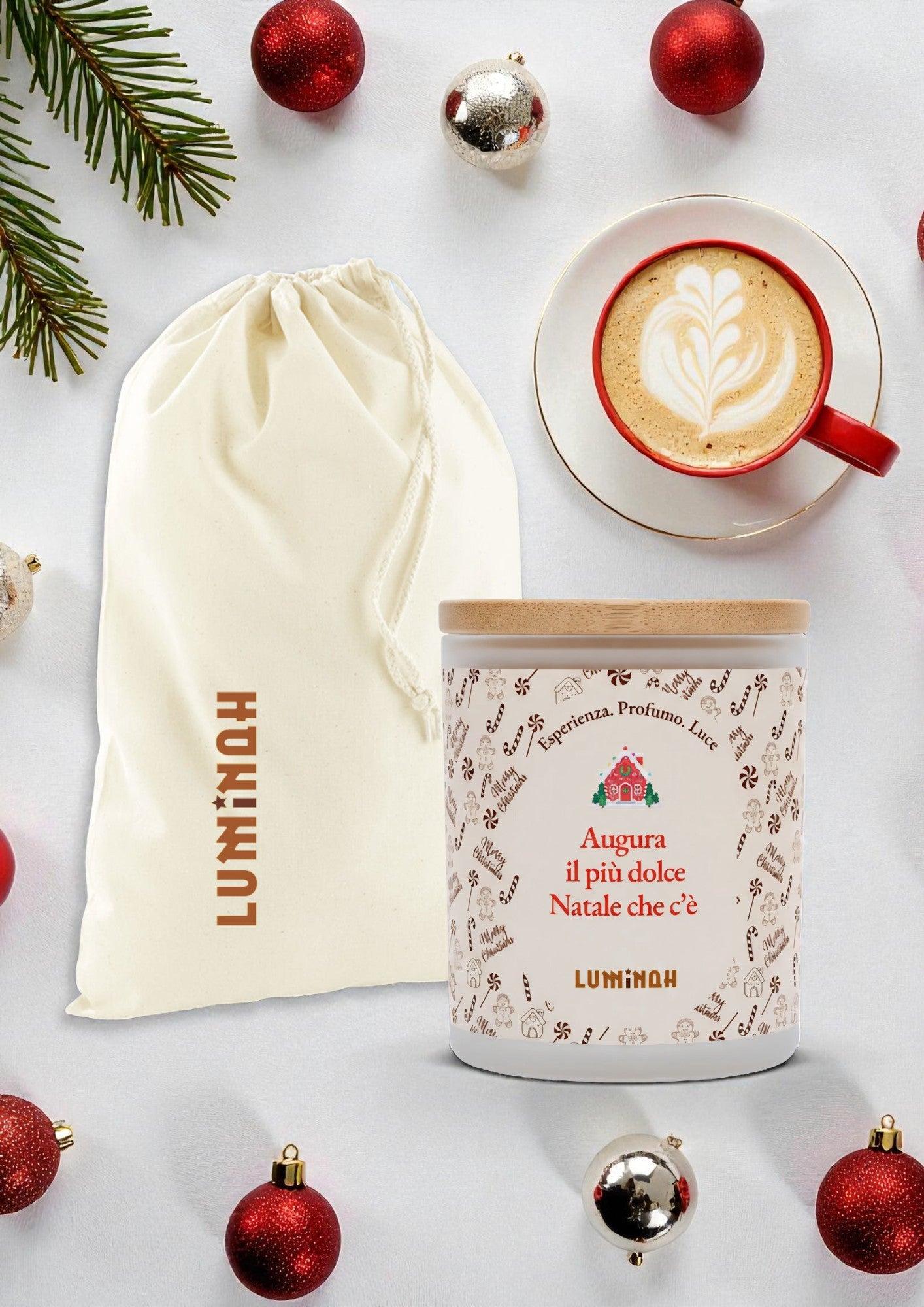 Candela artigianale Luminah con sacchetto in cotone e tazza di cappuccino su sfondo natalizio.
